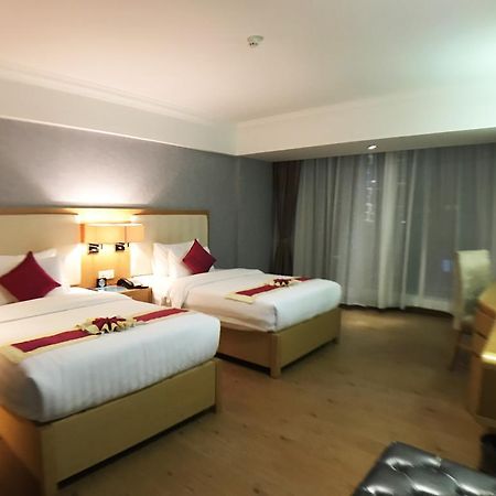 Discovery Hotel Phnom Penh Exterior photo