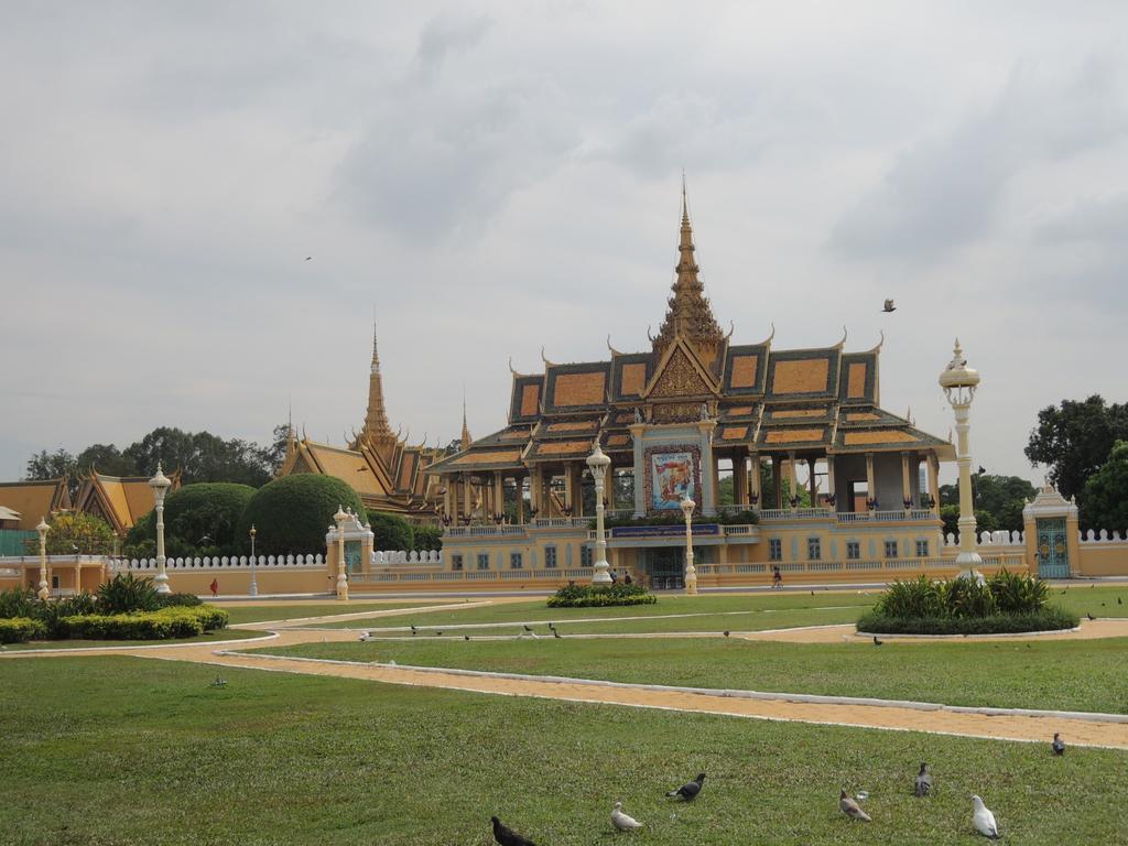 Discovery Hotel Phnom Penh Exterior photo