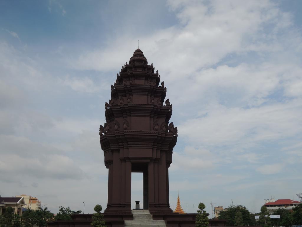 Discovery Hotel Phnom Penh Exterior photo