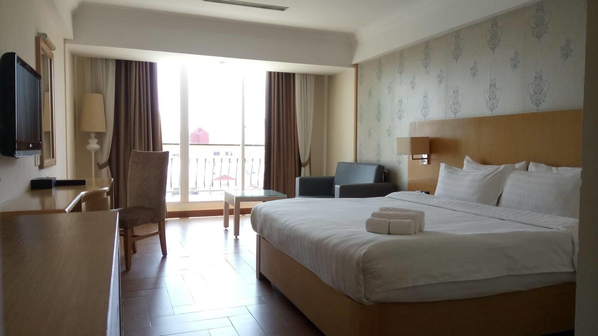 Discovery Hotel Phnom Penh Exterior photo