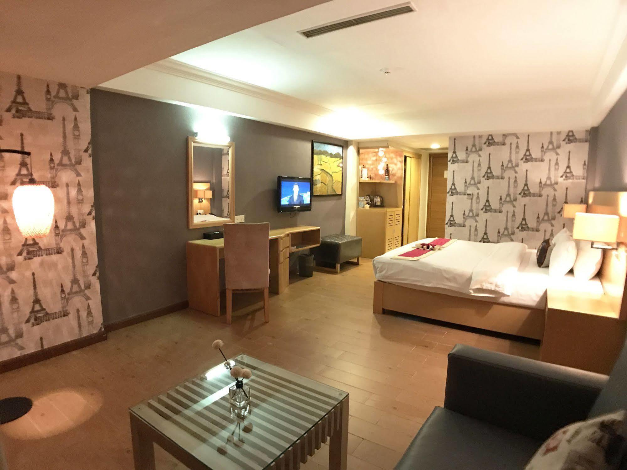 Discovery Hotel Phnom Penh Exterior photo